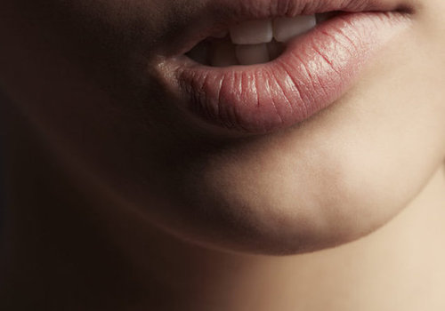 Почему шелушится и трескается кожа в уголках губ, основные способы лечения и профилактики