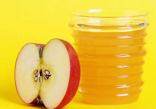 Использование яблочного или малинового уксуса при уходе за волосами