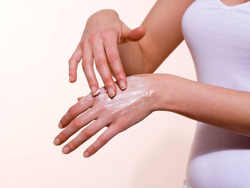 Причины по которым трескается кожа на пальцах рук, а также , методы лечения и профилактика этого недуга 