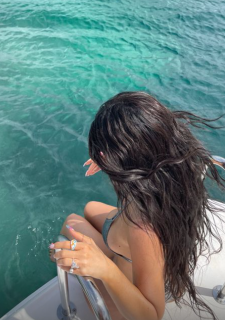 Кайли Дженнер отдыхает на яхте и делится снимками в бикини