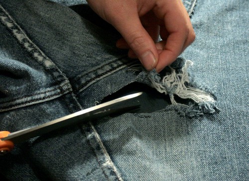 Способы незаметно зашить дырку на джинсах и можно ли это сделать дома